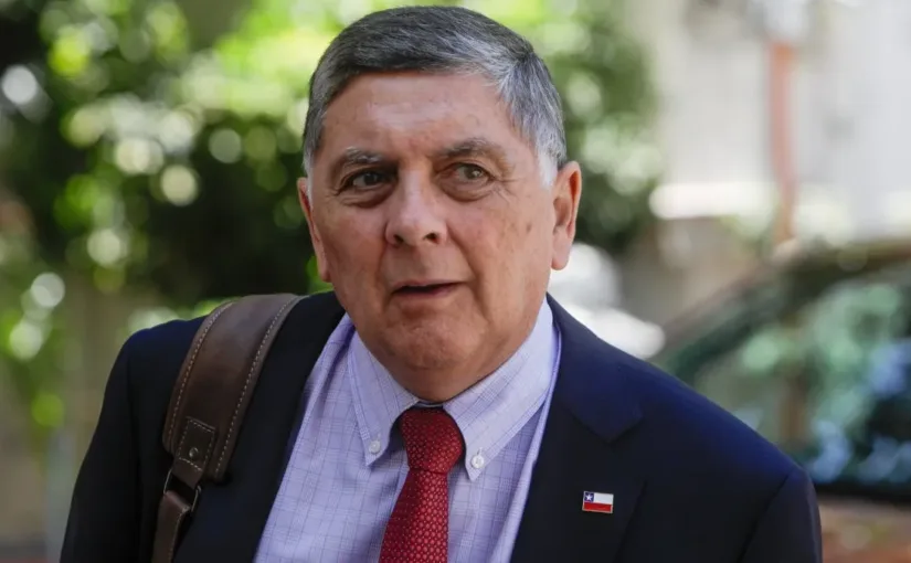 Claudio Alvarado critica el déficit fiscal y la crisis del gobierno actual.