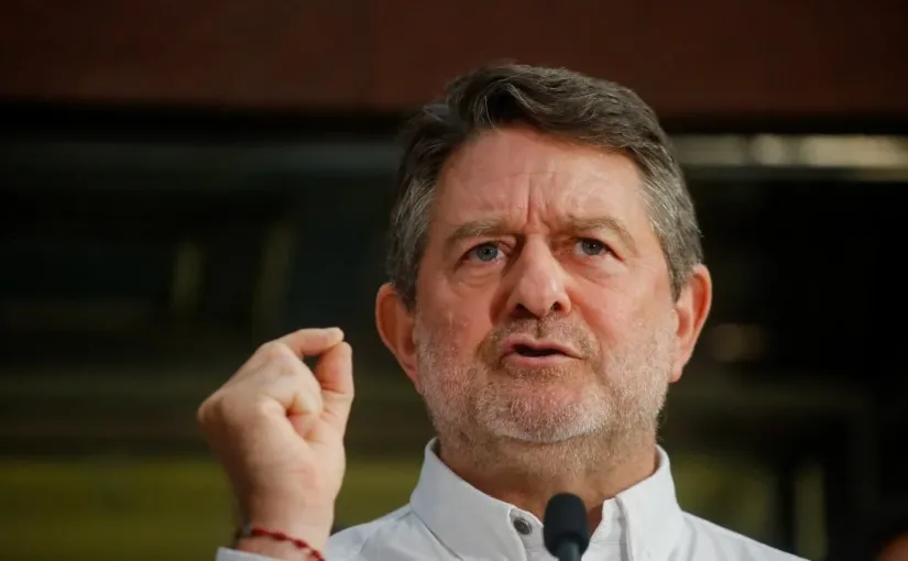 El gobernador Orrego bajo la lupa por contratación de coaching cuestionado.