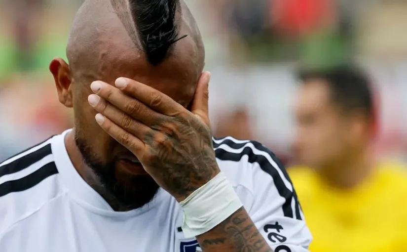 Trabajadores de Colo Colo protestan por medida que excluye a vehículos en el estadio.