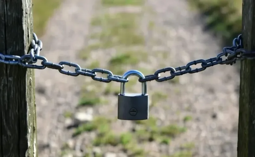 La Corte Suprema ordena reabrir caminos vecinales tras revocar sentencia.