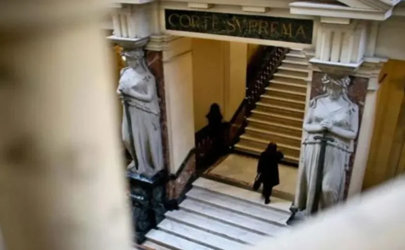 La Corte Suprema revoca sentencia sobre residencia definitiva de ciudadana extranjera.