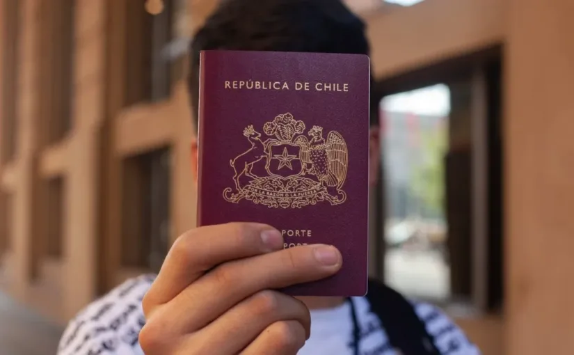 Ciudadano chileno regresa tras fallo que valida su pasaporte rayado.