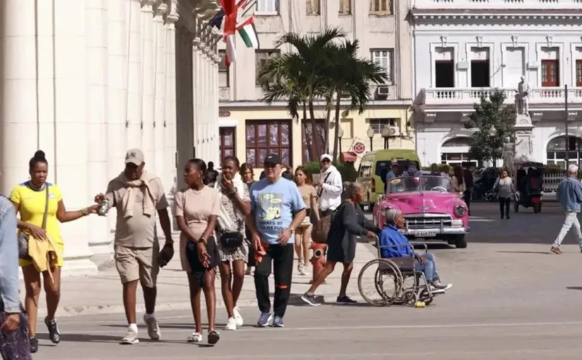 Cuba cierra hoteles y reubica turistas ante crisis energética y caída del turismo.