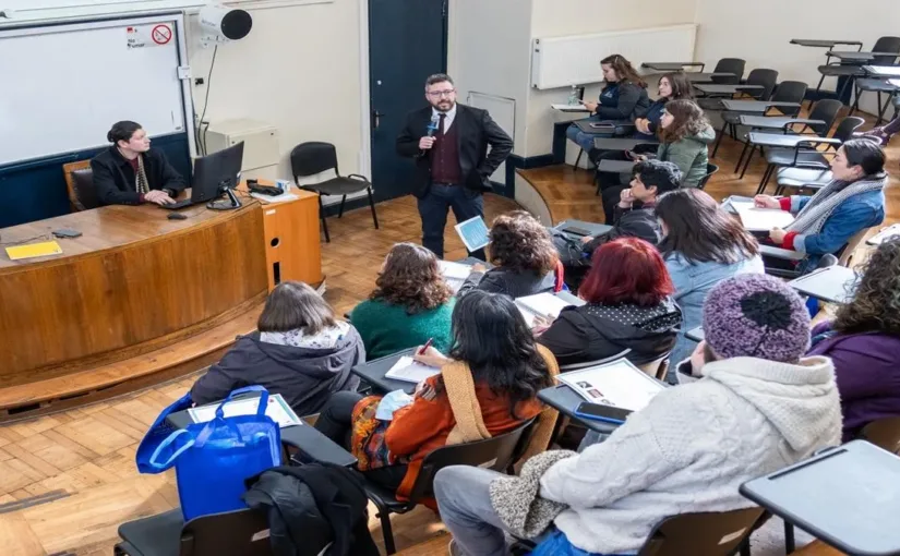 La enseñanza del derecho: desafíos en un contexto de desconfianza institucional.