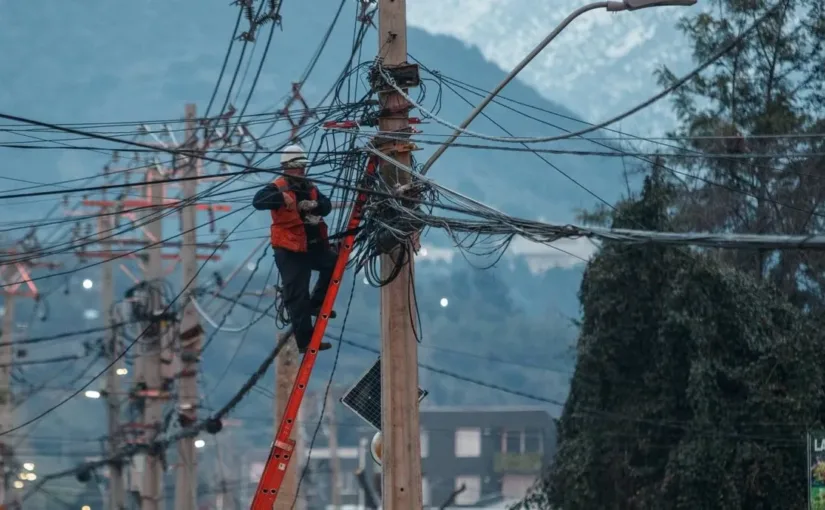 Enel informa sobre cortes de luz programados en 9 comunas de Santiago.