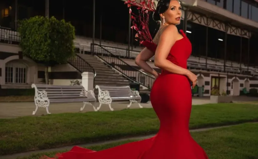 Eugenia Lemos brilla en Viña del Mar con un impactante vestido rojo de Makarena Montaner.