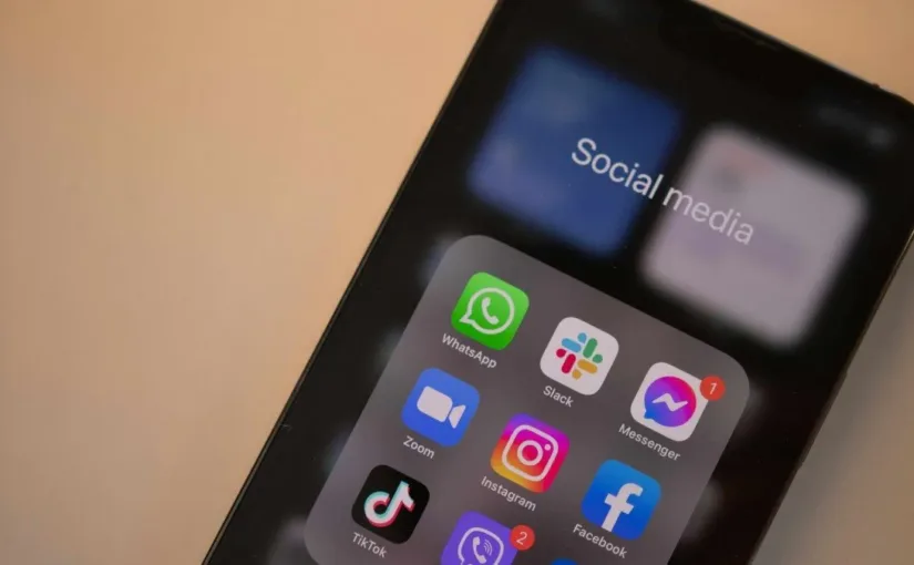 El senador Felipe Kast propone prohibir redes sociales a menores de 16 años.