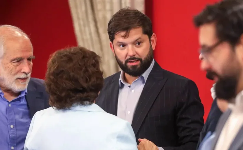 El presidente Boric y su gabinete reciben bono en medio de críticas por déficit fiscal.