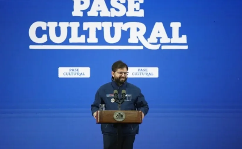 Boric defiende el Pase Cultural y anuncia investigación por abusos; suspensión desde marzo.
