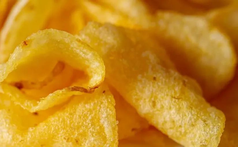 Estudio revela que alimentos ultraprocesados son tan adictivos como los cigarrillos.