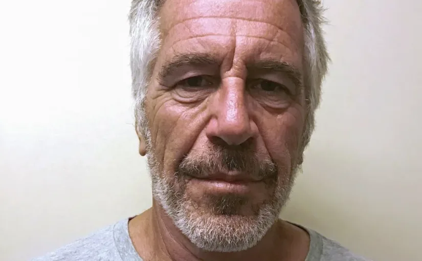 Nuevos documentos sobre la muerte de Epstein revelan fotos y reportes médicos.