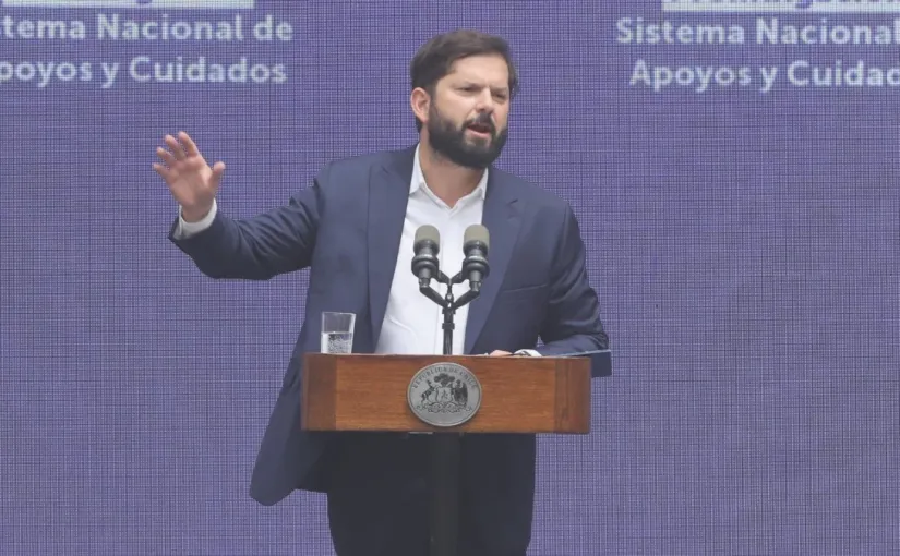 La ministra López defiende el bono de Boric en medio de críticas y tragedias recientes.