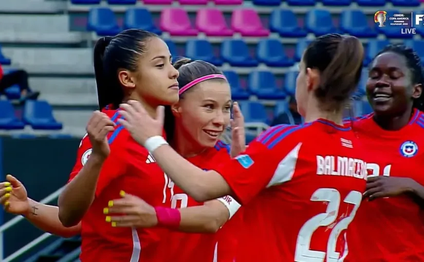 José Manuel Rojas rinde homenaje a su carrera con leyendas de la U y Pamela Cabezas.