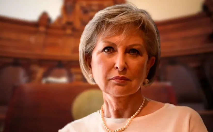 Ex ministra Letelier bajo la lupa: simuló robo de su celular para obstruir investigación por tráfico de influencias