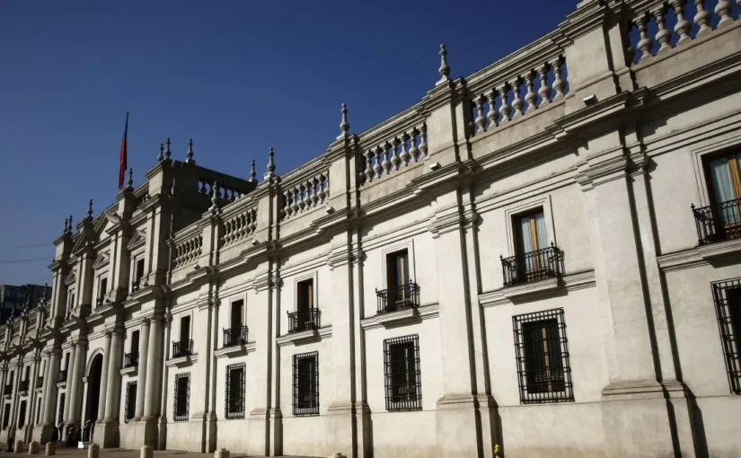 El hijo de un gasfiter fallecido exige respuestas tras 490 días de silencio estatal.