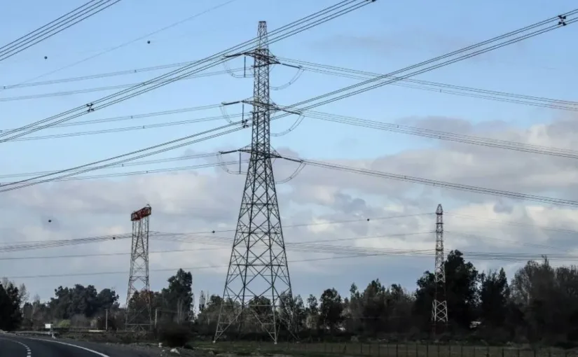 Masivo apagón eléctrico deja sin luz a más de 150 mil clientes en Los Lagos y parte de Los Ríos