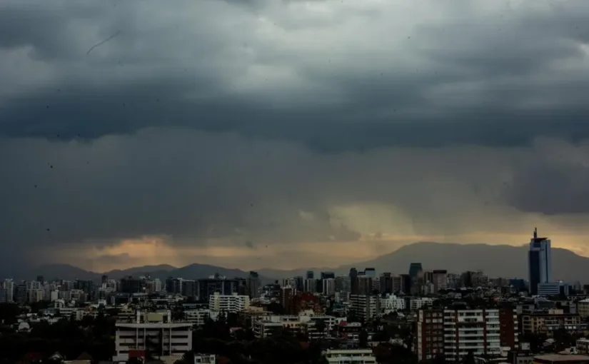 Intensas lluvias en la RM causan cortes de luz en 18 comunas