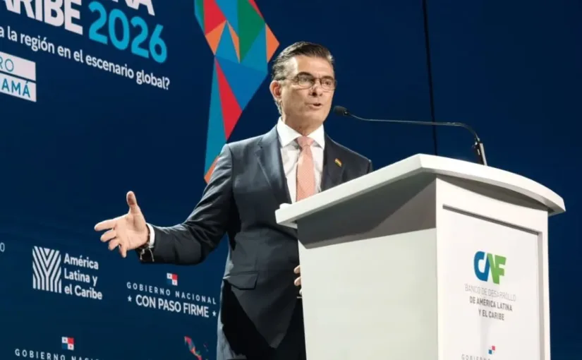 Rodrigo Paz propone rutas bolivianas para conectar Chile y Brasil en foro en Panamá.