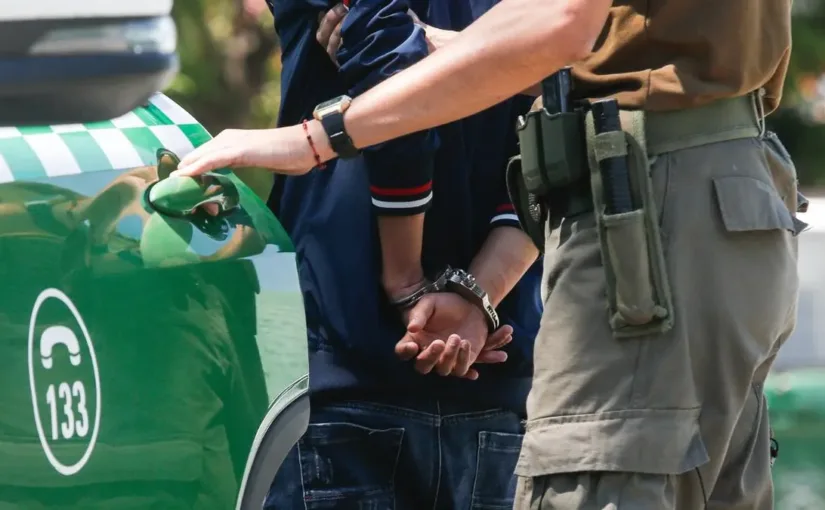 Carabineros recupera auto robado en Viña del Mar tras persecución y detiene a dos.